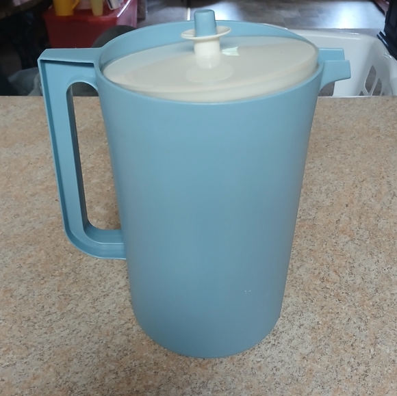 Tupperware Pitcher - Picture 1 of 2